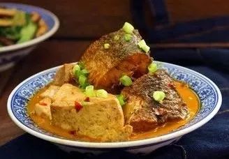 酱香胖头鱼炖豆腐，味美鲜香，下饭必备！
