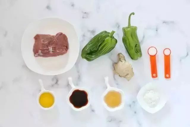 牛肉青椒一起炒，色鲜味美，细嫩爽滑，上桌秒光