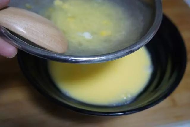 蒸鸡蛋羹只需掌握2个小技巧，做出来香软滑嫩！