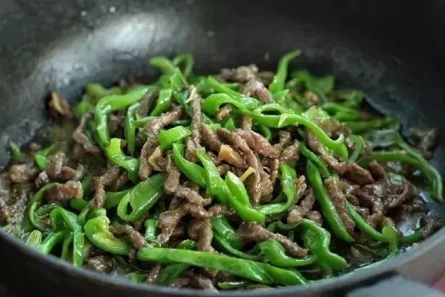 牛肉青椒一起炒，色鲜味美，细嫩爽滑，上桌秒光