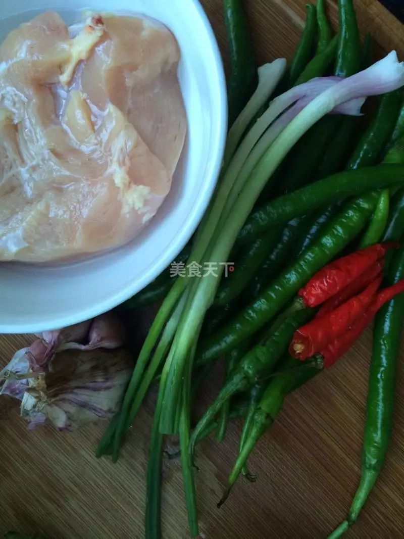 【过瘾菜谱】麻辣青椒鸡丁：开胃消食的健康菜