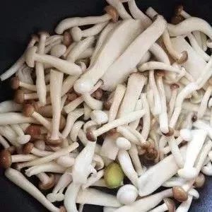 食 | 腊肠炒荷兰豆+菌菇汤