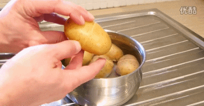 这样削土豆比剥香蕉还快，简单又实用！