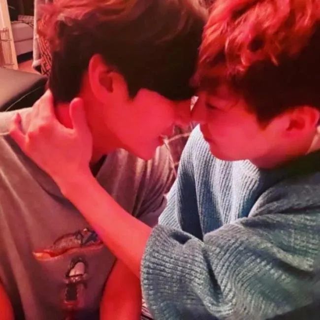 EXO金珉锡Leo拍亲密照被指同性恋，当事人开腔否认