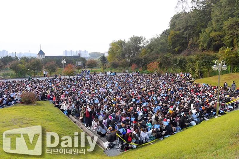 权志龙今日退伍！现场聚集3000多名粉丝 「谢谢大家等我」