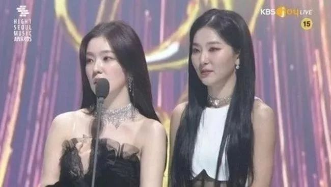 Red Velvet颁奖典礼留位置给Wendy！队长Irene：「不能和我们一起站在这，觉得有点心痛」