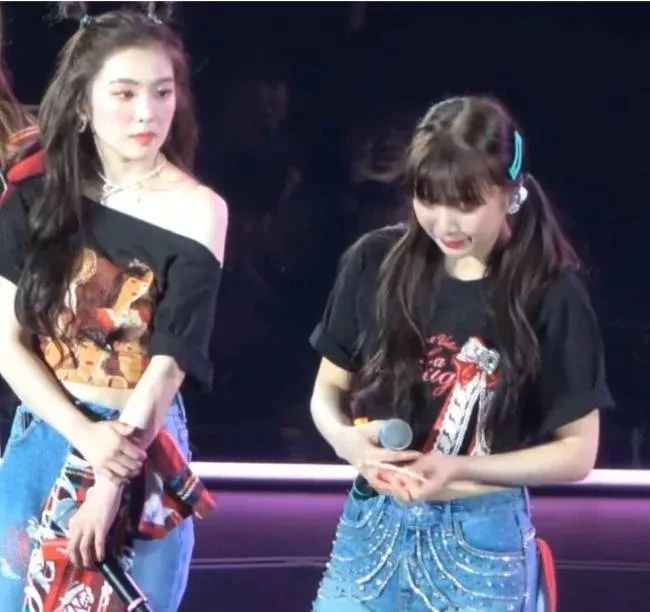 Red Velvet颁奖典礼留位置给Wendy！队长Irene：「不能和我们一起站在这，觉得有点心痛」