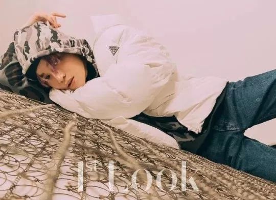 韩国男团NCT成员李泰容与李马克拍杂志写真