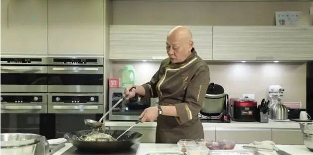 最贵套餐每位2888港元！73岁TVB老戏骨李家鼎生意大受损失，无奈亲自购食材