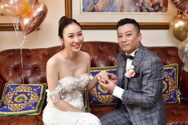 TVB女星疫情下举办婚礼，低调签字嫁人！父母视频连线见证