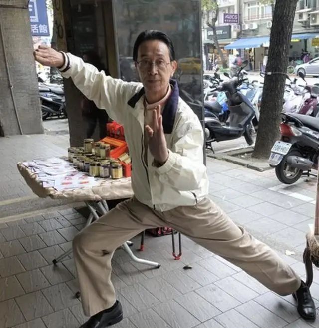 66岁TVB老戏骨街边卖自制干贝酱自给自足，自诩港台巨星揽生意