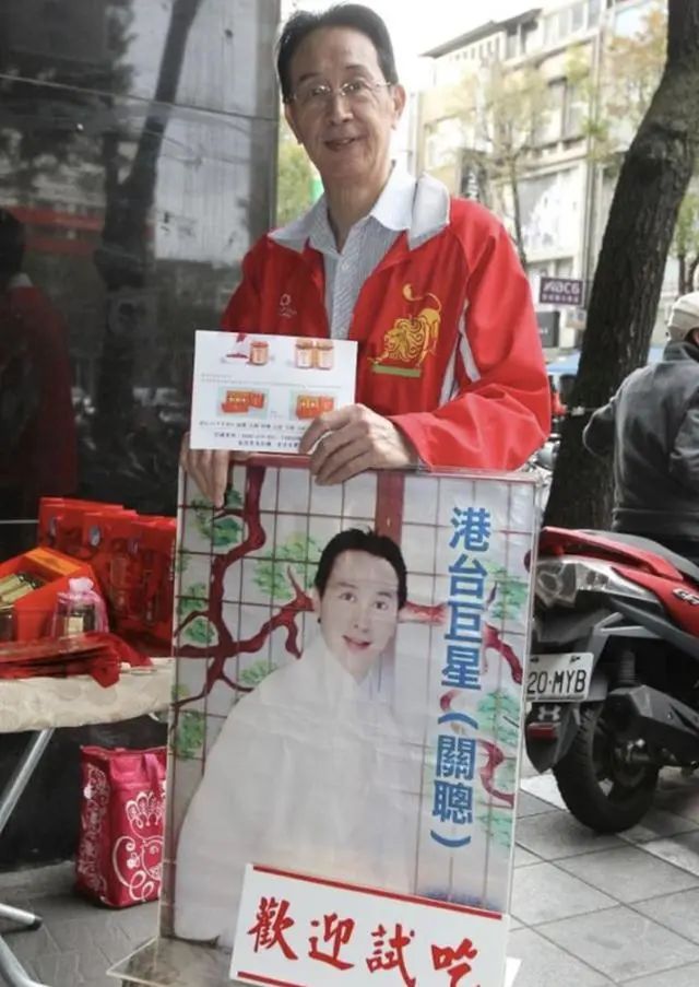 66岁TVB老戏骨街边卖自制干贝酱自给自足，自诩港台巨星揽生意