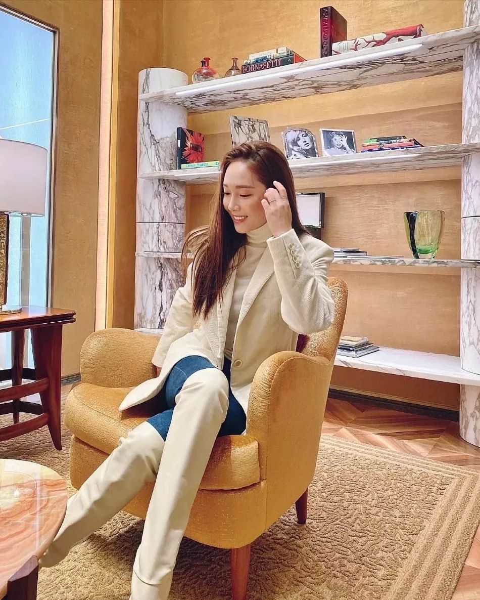 郑秀妍穿长裤显身材比例优越 坐沙发对镜甜笑气质优雅