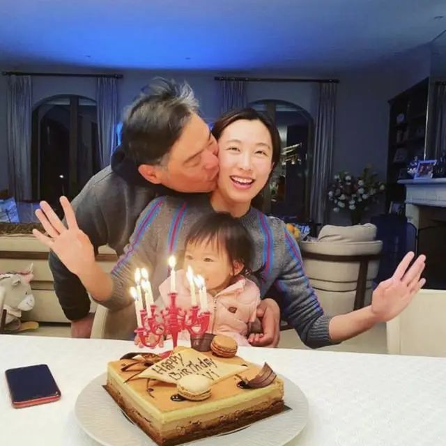 33岁李美慧携58岁富商丈夫法国庄园庆生，女儿孙女仅一岁打成一片