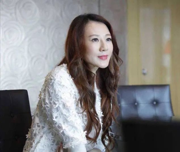 转战内陆年赚几千万！49岁TVB女神康华当年TVB不温不火的日子过去了