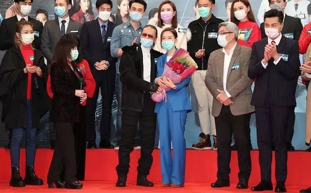 83岁谢贤出席TVB宣传活动， 口罩挂在下巴上，防护意识不强