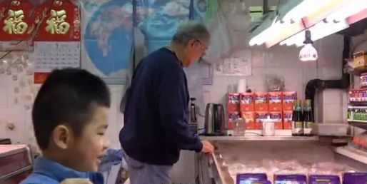 85岁TVB“黄药师”曾江近照现大肚腩，亲自购买食材，贴地生活状态佳