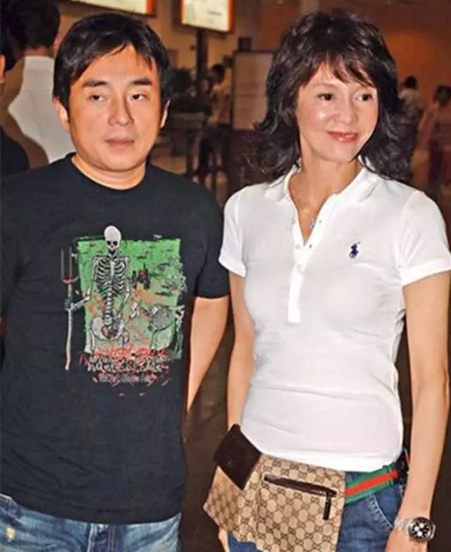 62岁TVB女王郑裕玲近照，身材消瘦法令纹明显，自曝在家追剧赞宋威龙好帅