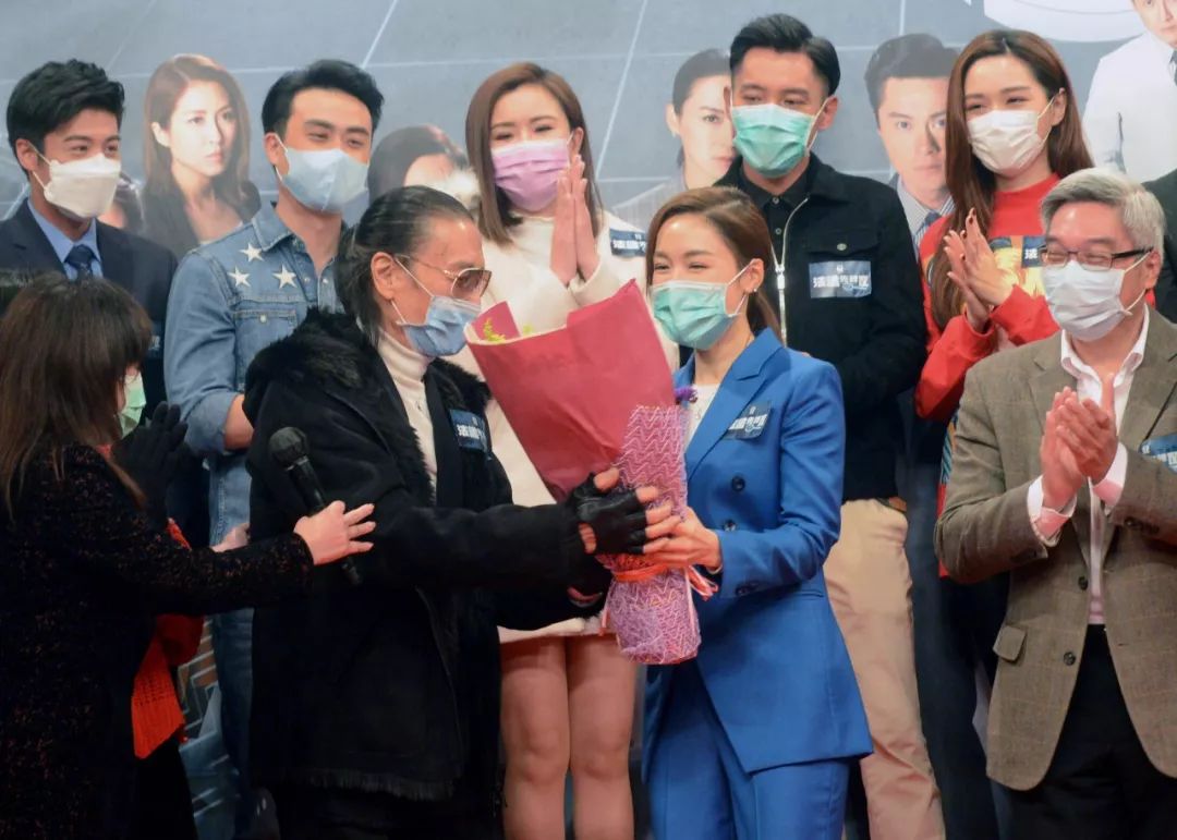 TVB新剧《法证先锋IV》举行记者会，宣布下周将播！剧组喜庆李施嬅39岁生日！