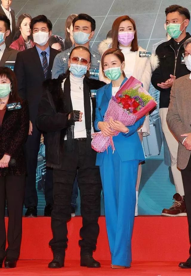83岁谢贤出席TVB宣传活动， 口罩挂在下巴上，防护意识不强