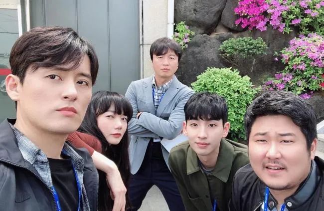 终於要等到了！曹承佑、裴斗娜主演的tvN《秘密森林2》路透照在网路上曝光，预计在8月首播！