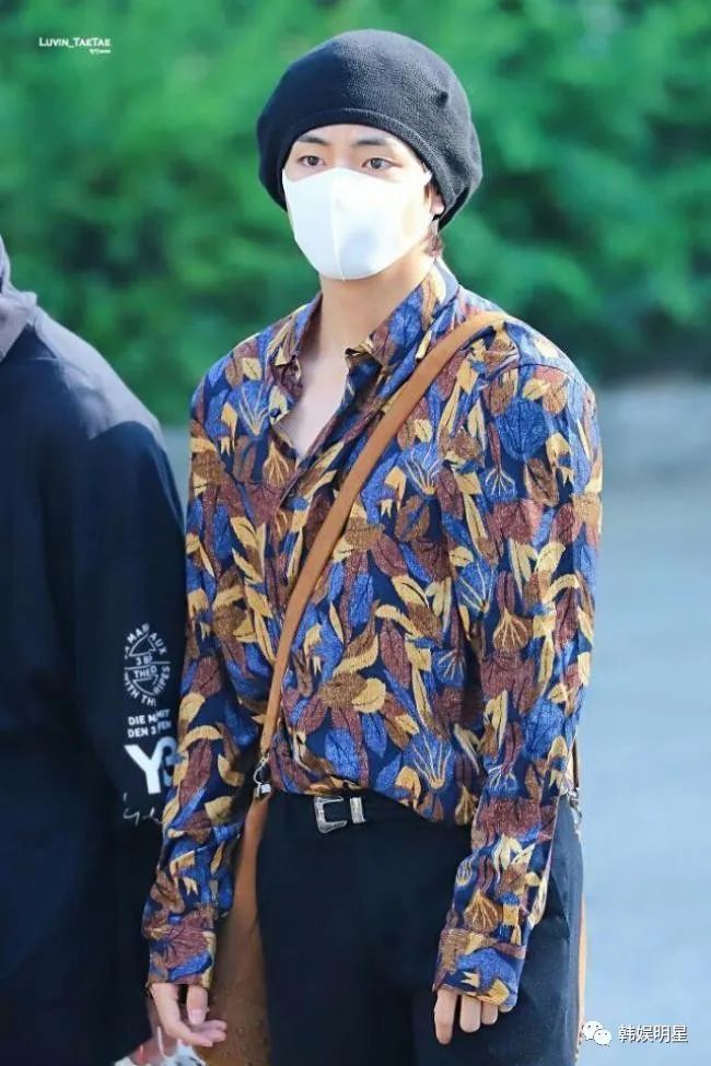 BTS防弹少年团V：一个喜欢穿花衬衫的美男子！267万韩元穿在身大家却只关注他的脸