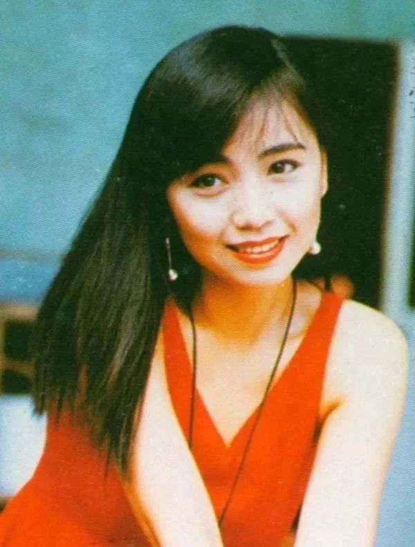 她是TVB首位冧庄视后，出道即被力捧，80年代跻身一线仍生活拮据…