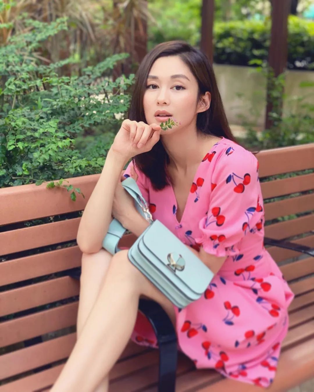 TVB女星岑丽香分享最新靓照，网民大呼认不得！