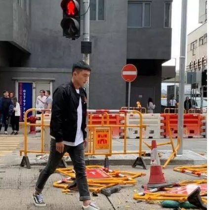 突发！TVB男星杨明店面再次遭破坏！门口玻璃被打爆，“老婆本”遭严重损失
