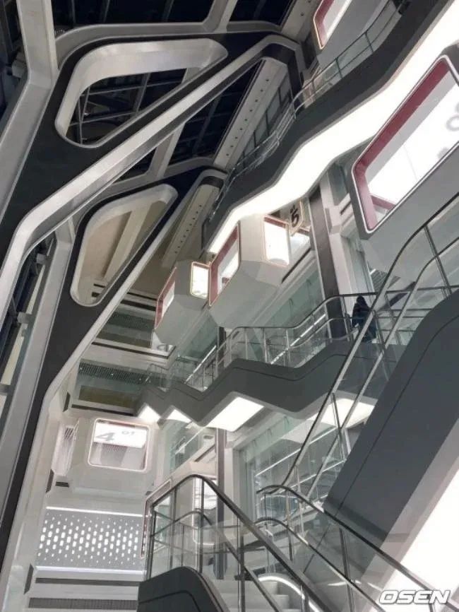 随 YG 歌手回归而曝光的新大楼内部！科幻感十足的大胆设计超吸睛