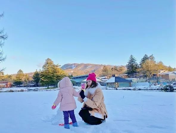 吴若希与女儿分享浪漫「第一次」　重游轻井泽看雪劲温馨