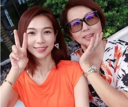 TVB大长腿杨秀惠晒靓照，短发胞妹十分抢眼，妈妈冻龄似足三姐妹