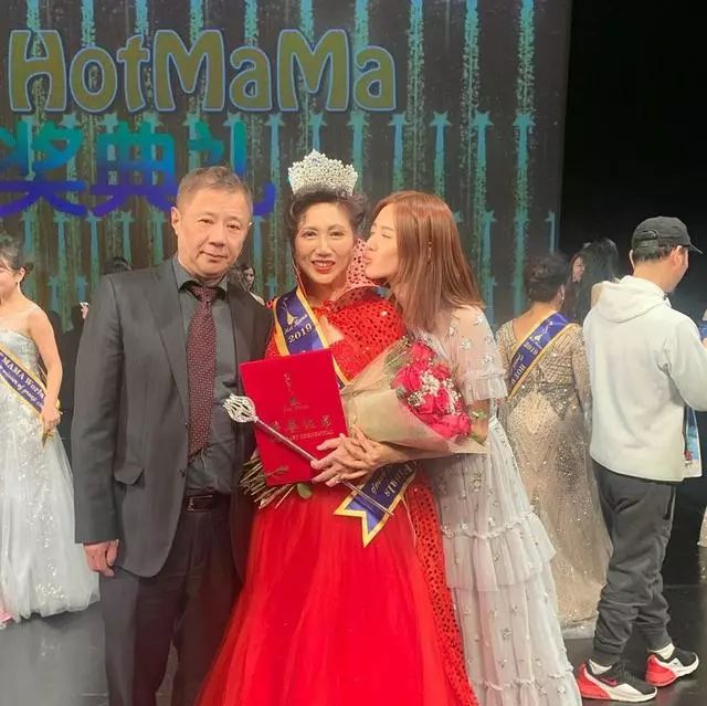 TVB女星62岁妈妈获选美冠军，比赛现场劈叉连续转圈，毫无难度