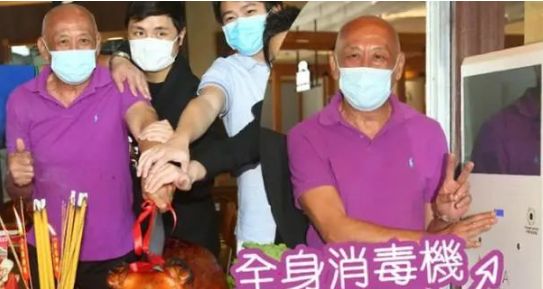 TVB“老戏骨”李家鼎疫情下开店，与儿子切猪庆祝：汤包可存两年