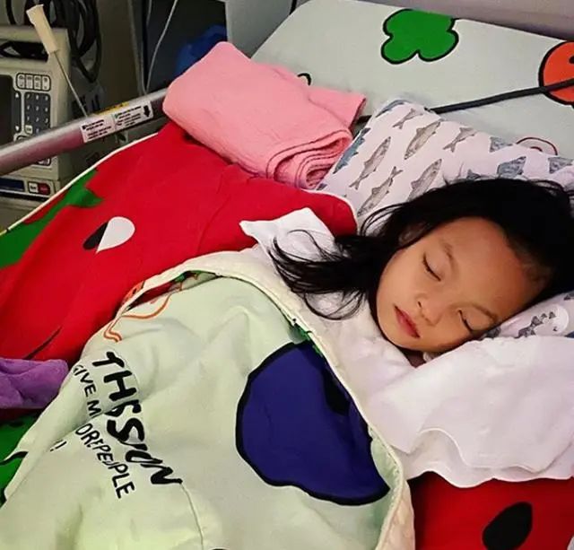 TVB女星9岁大女儿患盲肠炎入院！多年来备受罕见病折磨，至今仍不会说话