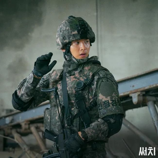 张东润&Krystal为《Search》下足功夫：学习武打动作、军事射击、和军犬沟通！