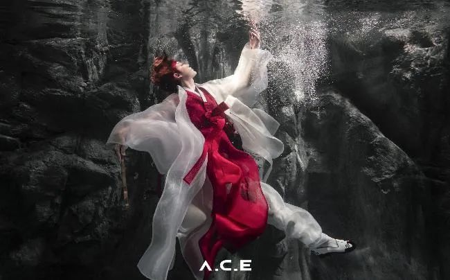 非粉存！A.C.E「水中韩服」回归预告打破常规，彷佛一幅幅漫画