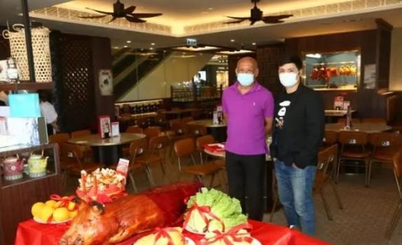 TVB“老戏骨”李家鼎疫情下开店，与儿子切猪庆祝：汤包可存两年