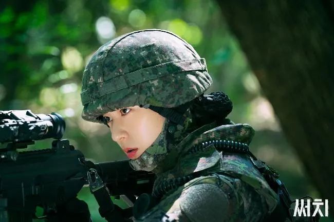 张东润&Krystal为《Search》下足功夫：学习武打动作、军事射击、和军犬沟通！