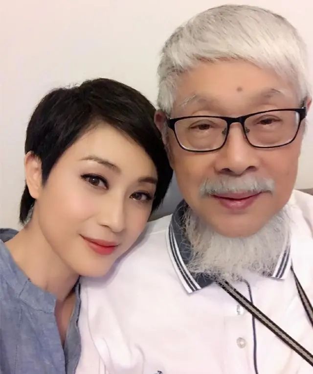 看淡感情至今单身未育！53岁TVB女神陈法蓉与84岁老父合照心情好