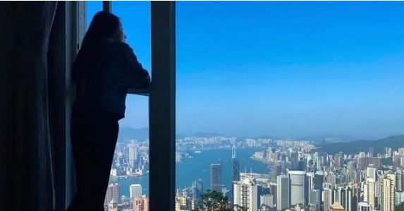 港媒曝TVB小花20亿豪宅，拥有无敌维港海景，有钱都未必买到