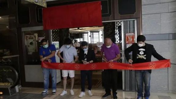TVB“老戏骨”李家鼎疫情下开店，与儿子切猪庆祝：汤包可存两年