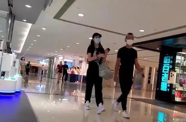 港媒曝何猷启已离婚今早送齐娇母女回娘家上海，三太以低价购回儿子豪宅