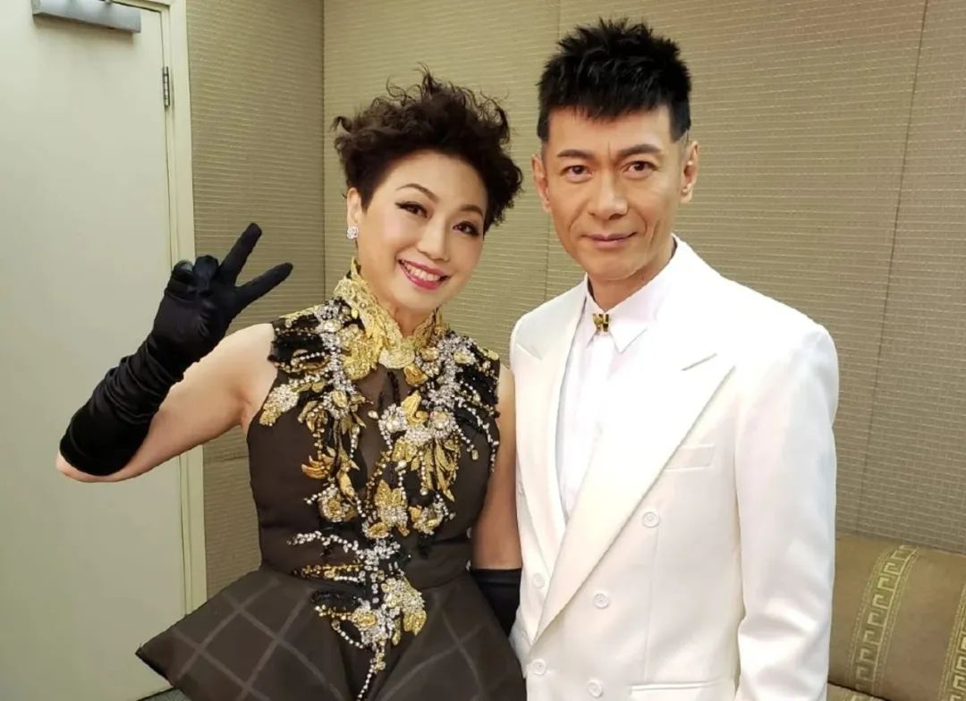 TVB老牌艺人曾背孕妻出轨，拍剧期间因太贪靓迟到，激嬲拍档…
