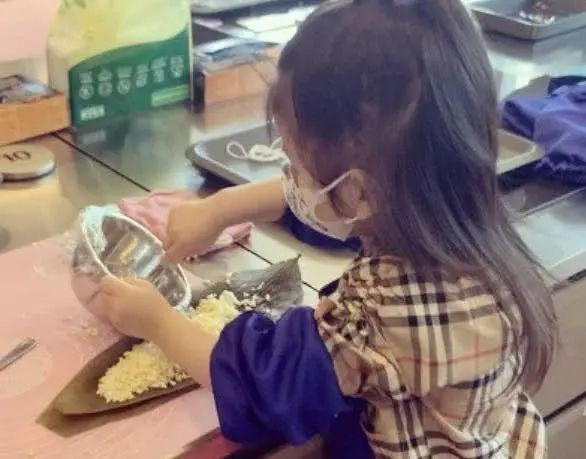 方媛陪女儿包粽子，3岁女儿超像郭富城，认真的样子像小大人