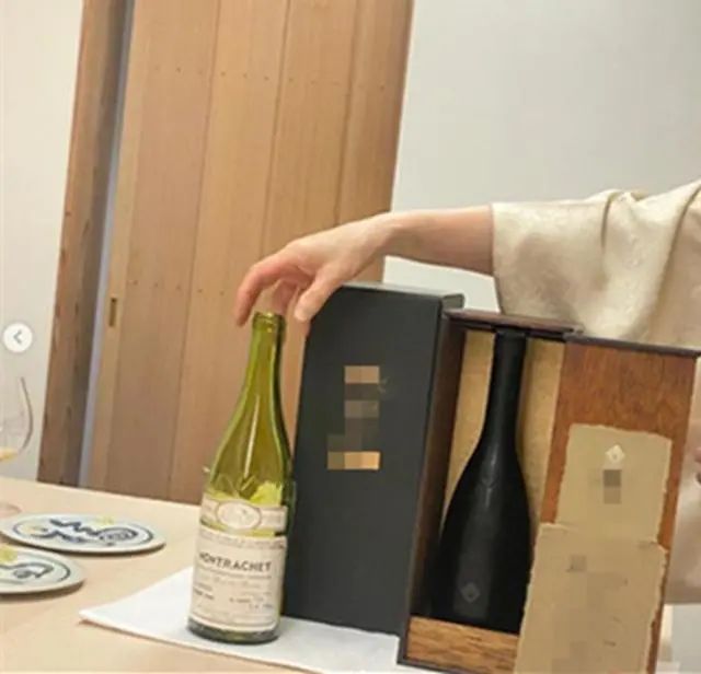 有钱任性到不可想象！54岁刘嘉玲与一众贵妇聚会，喝88万一瓶天价白葡萄酒