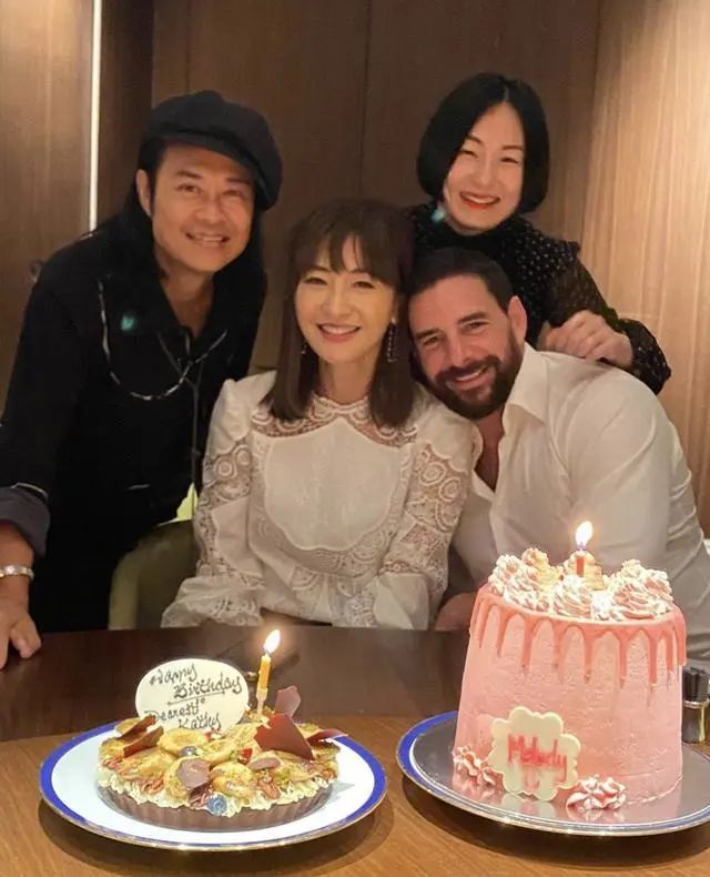两个混血儿子献吻祝福！TVB小花周汶锜庆46岁生日与出轨丈夫同场亲密合照