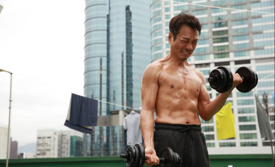 又一TVB新剧《杀手》将播！56岁黎耀祥炼出6块腹肌！视后全身渔网装大变样