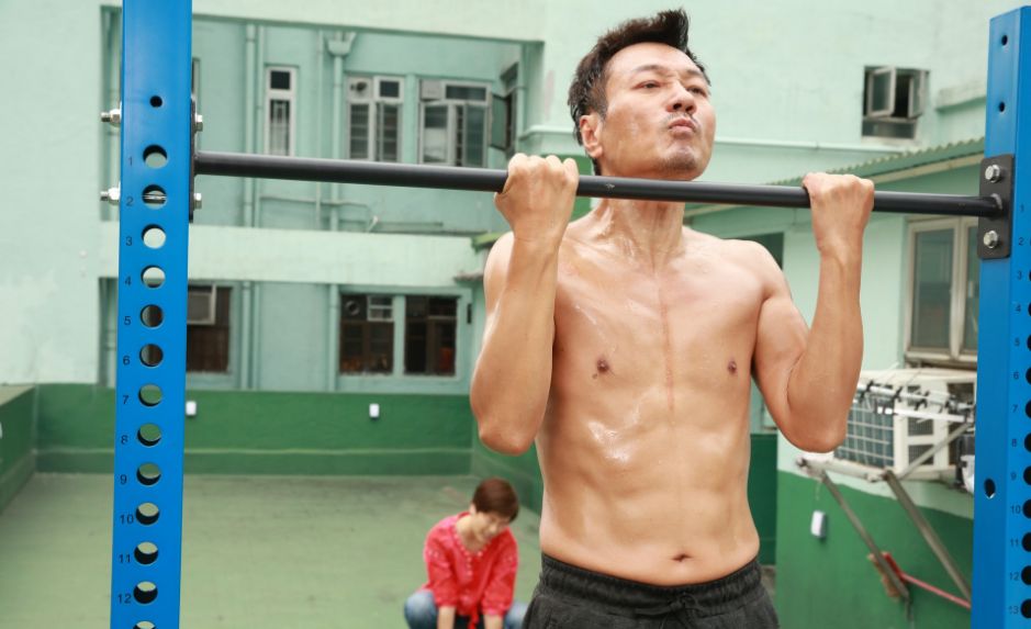 又一TVB新剧《杀手》将播！56岁黎耀祥炼出6块腹肌！视后全身渔网装大变样