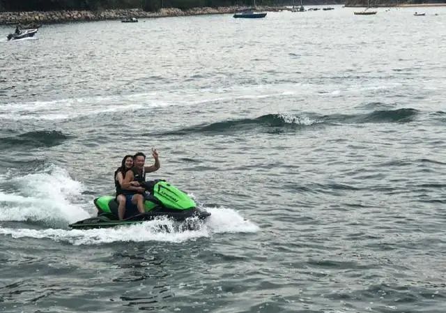 57岁TVB版杨逍带女儿坐海上摩托，15岁爱女亭亭玉立，撞脸钟嘉欣